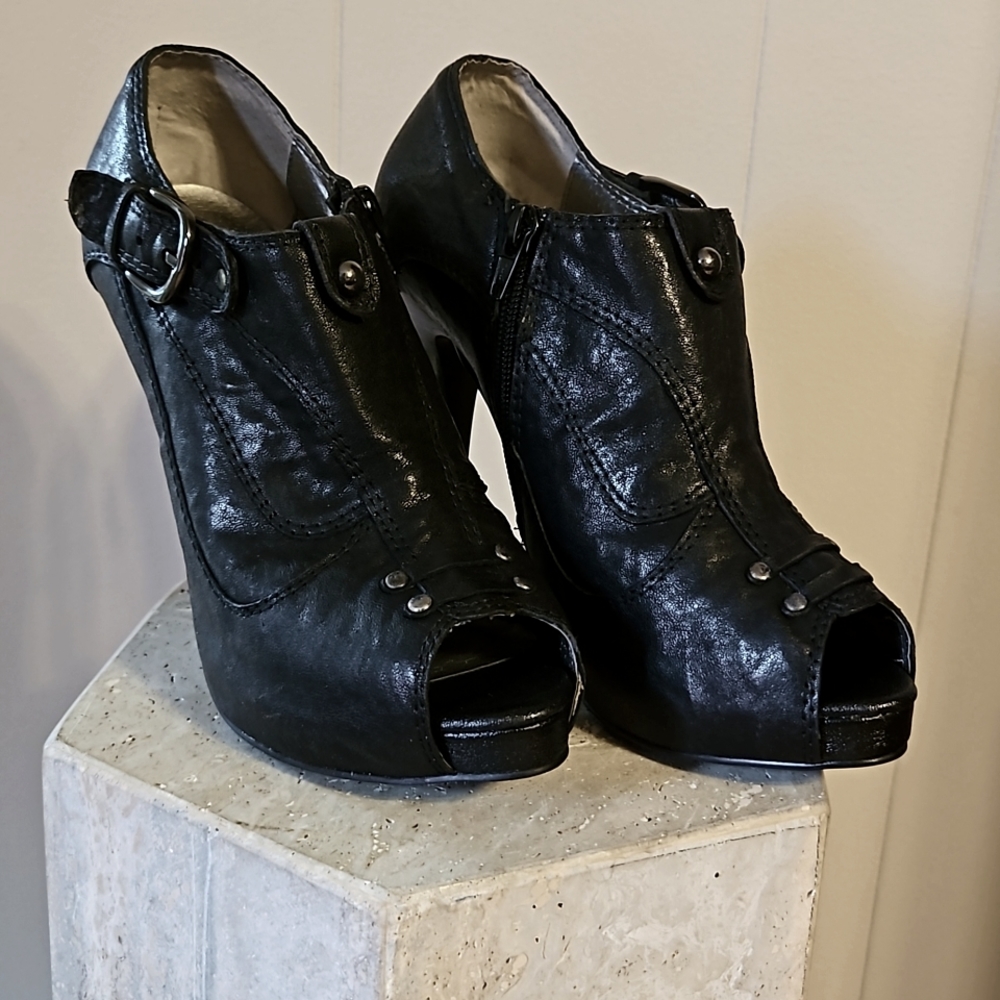 Women's black leather boot, size 9